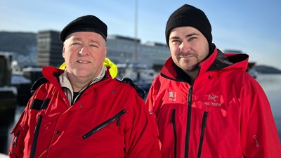 To loser i rød jakke - far og sønn Torbjørn og Henrik Vinnes. 