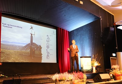 Kystdirektør Einar Vik Arset på scenen i Honningsvåg da det ble arrangert Kyst- og havnekonferanse i 2022.