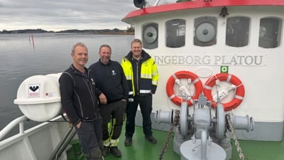 Tre menn på dekket til en båt.