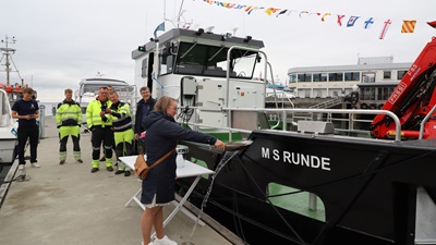 Gudmor Aina Jasmin Flobergsundet døper MS Runde med sjøvann.