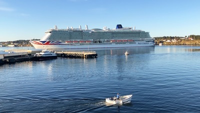 Cruiseskipet IONA på vei inn til Garpaskjær i Haugesund