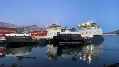 To fartøy ligg side om side.