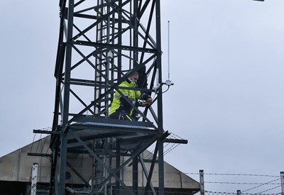 Installasjon av VDES-basestasjon på en av Kystverkets radarstasjoner