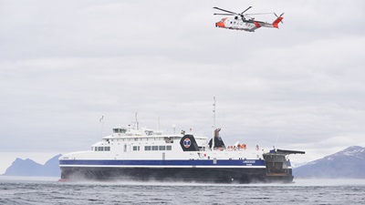 Redningshelikopter over fartøy til sjøs