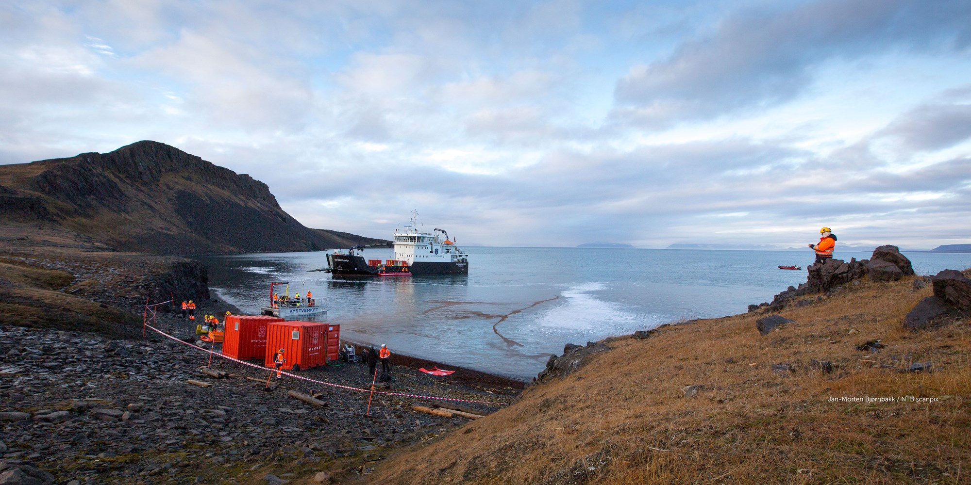 Øvelse der Kystverkets mannskaper tester ut oljevernutstyr i sjøkanten på Svalbard