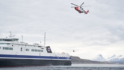 Passasjerbåt og helikopter under øvelse Arctic Reihn