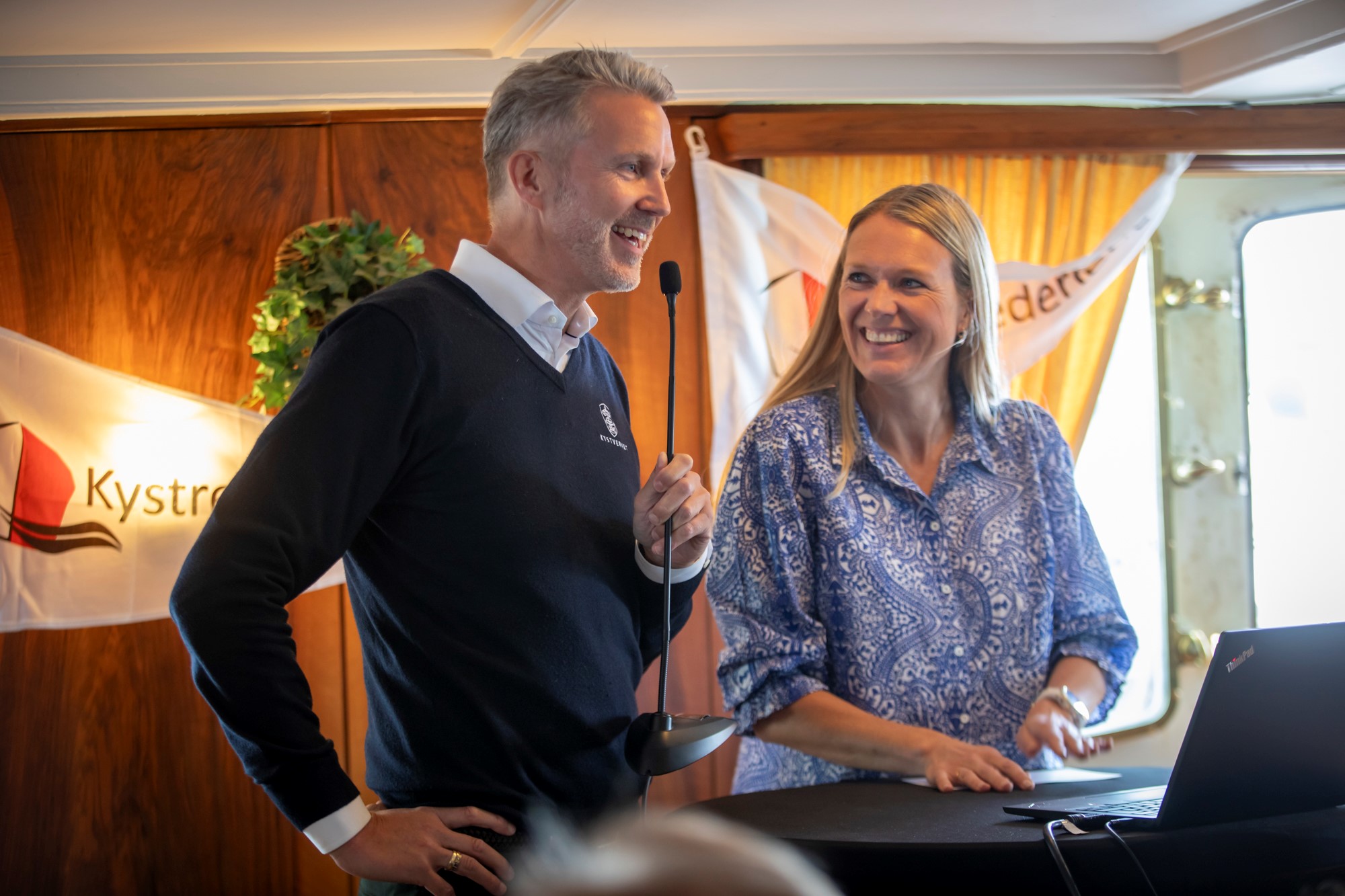 Det var god stemning da kystdirektør Einar Vik Arset snakket om framdriften av Stad skipstunnel på Arendalsuka 2024. Til høyre er Randi Humborstad i Måløy vekst. Foto: Morten Sæle