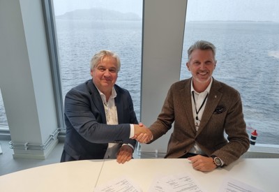 To menn tar hverandre i hånden