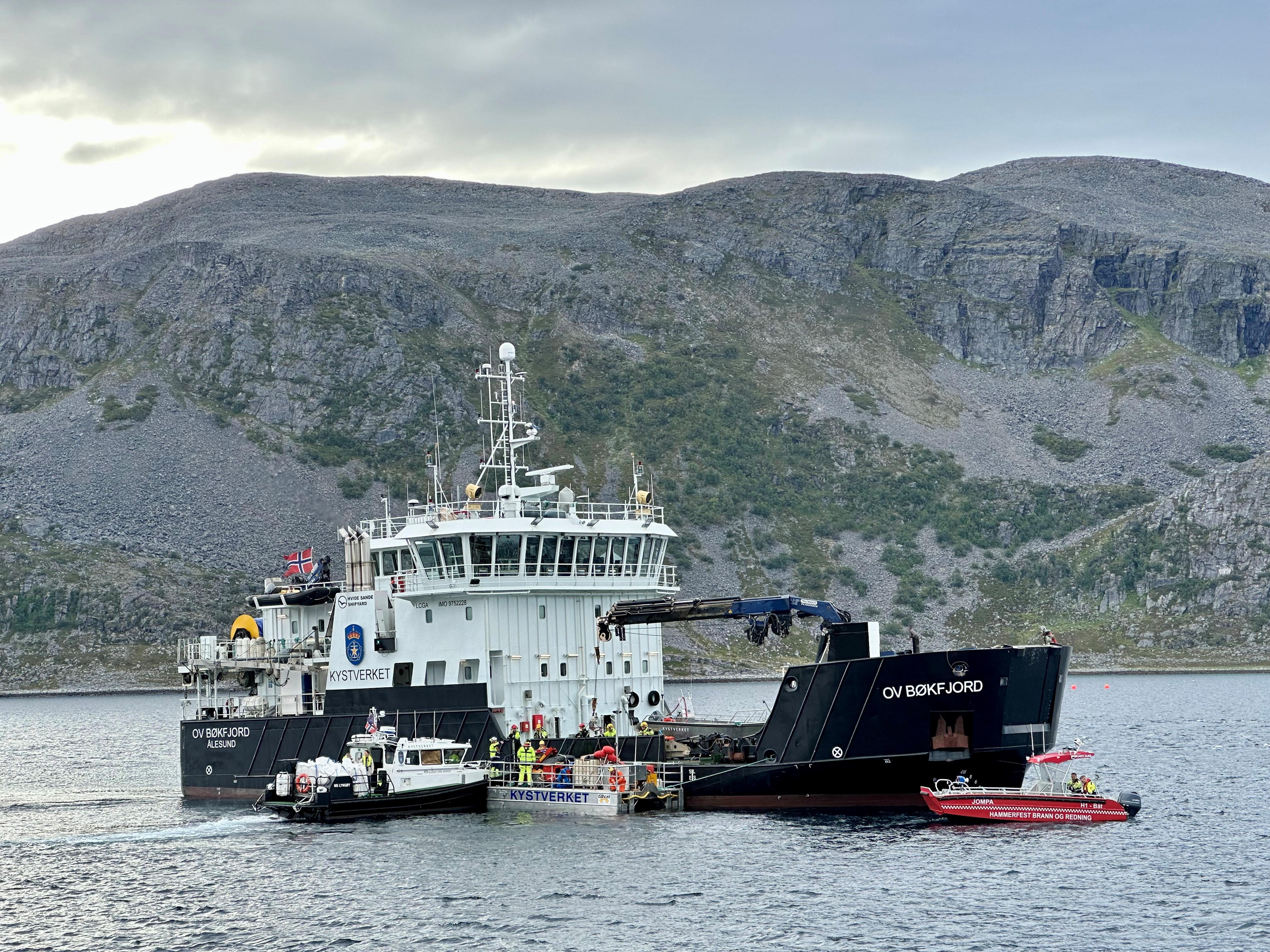 Hammerfest 2. - 5. september 2024 ble det gjennomført en regional øvelse innenfor akutt forurensning (oljevern) for IUA Vest-Finnmark og IUA Midt-Finnmark. I tillegg til mannskaper og utstyr fra de to IUA-
ene, deltok også personell og utstyr fra NOFO og Kystverket.