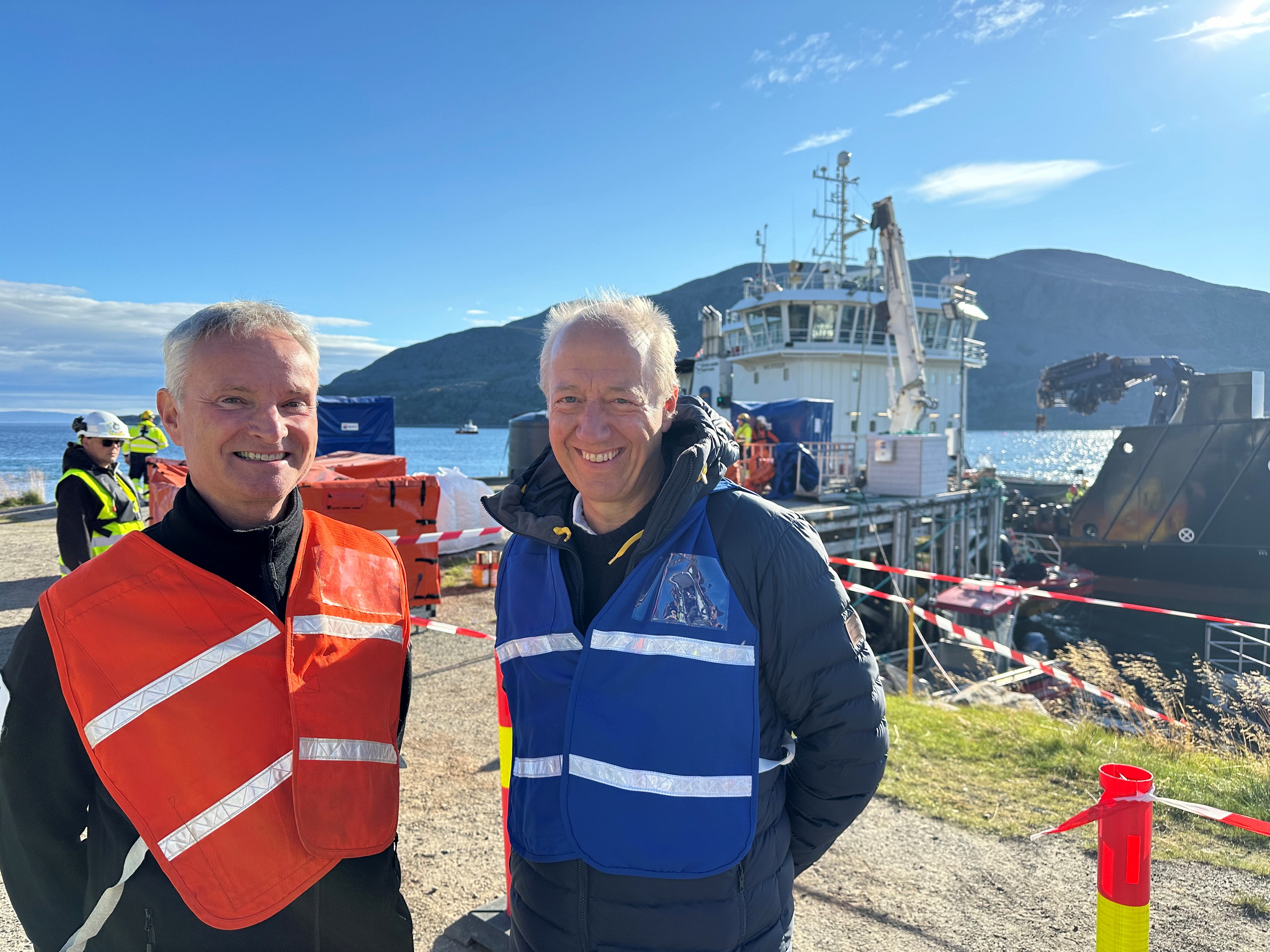 Hammerfest 2. - 5. september 2024 ble det gjennomført en regional øvelse innenfor akutt forurensning (oljevern) for IUA Vest-Finnmark og IUA Midt-Finnmark. I tillegg til mannskaper og utstyr fra de to IUA-ene, deltok også personell og utstyr fra NOFO og Kystverket. Her ved NOFO-direktør Rune Marthinsen (blå vest) og leder for øvelsen, Nils Ove Sollid.